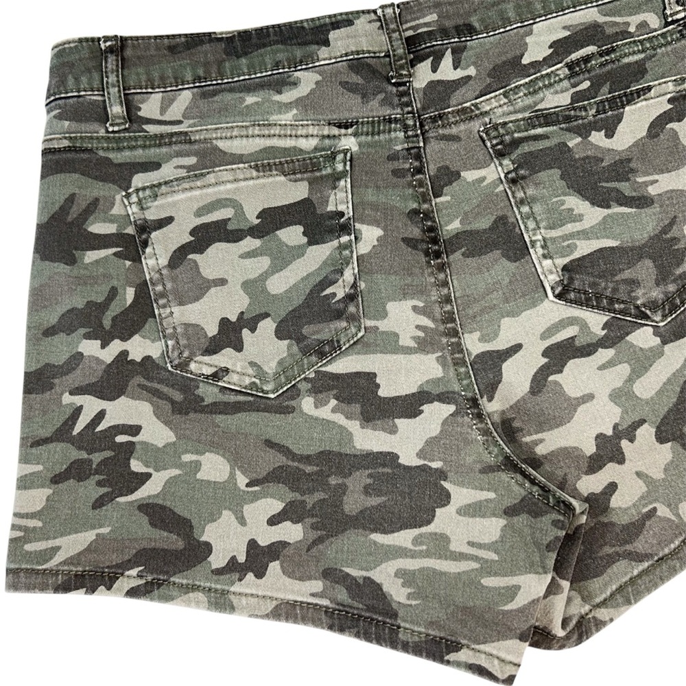 Vanilla Star Camouflage Mid-Rise Midi Shorts Size 11 Juniors - Picture 5 of 9